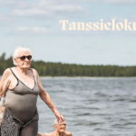 Kuvassa kaksi ikääntynyttä naista uimapuvuissa järven rannalla kävelemässä. Kuvassa lukee Tanssielokuvaa!